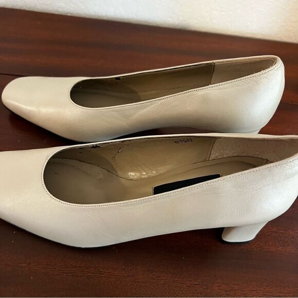 Vaneli Vintage Beige Leather Pumps. 2.5 Inch Stacked Heels. Size 6.5 Narrow - Picture 3 of 12